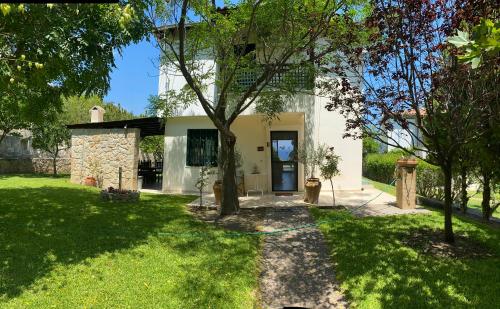 Jardín al aire libre en Detached Villa with Sea View
