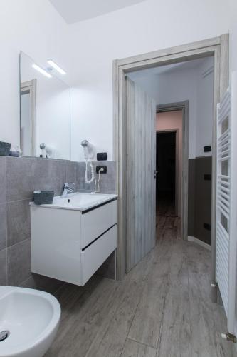 a bathroom with a white sink and a mirror at Villa Boninsegna - Wine Enoteca Verdi - in Castel d'Azzano