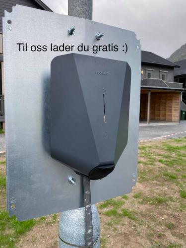 un signo que dice mal uso líder du gratis en Mosjøen Overnatting, Finnskoggata 20, en Mosjøen