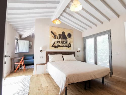 1 dormitorio con 1 cama grande en una habitación en La Bacaia, en Marciano Della Chiana