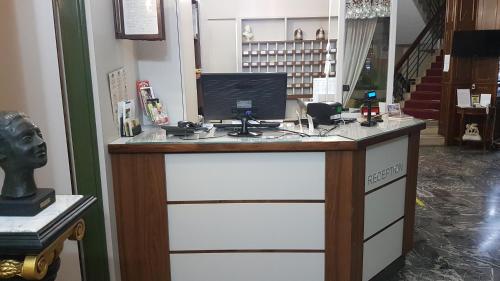 a counter with a computer on top of it at Hotel Minerva in Pordenone