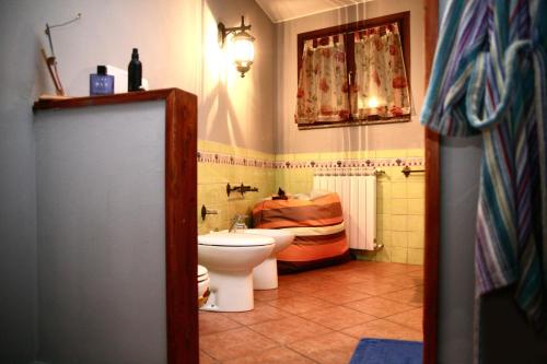 ヴェルジャーテにあるCa' Matildeのバスルーム(トイレ、洗面台付)