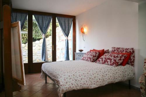 ヴェルジャーテにあるCa' Matildeのベッドルーム1室(赤い枕のベッド1台、窓付)