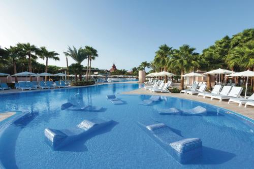 Bazén v ubytování Hotel Riu Cabo Verde - Adults Only - All Inclusive nebo v jeho okolí