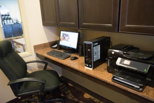 Televisyen dan/atau pusat hiburan di Holiday Inn Express & Suites Northwood by IHG