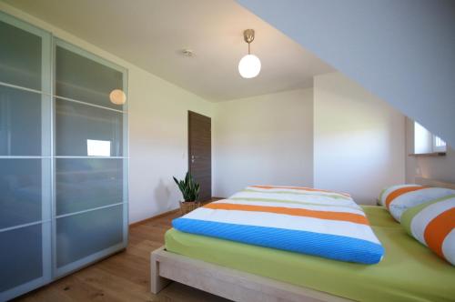 1 dormitorio con cama y armario en Ferienhaus Schmied, en Bärnau