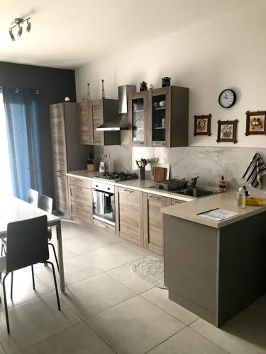 Kuchyň nebo kuchyňský kout v ubytování Luqa Apartment - 5 mins from Airport
