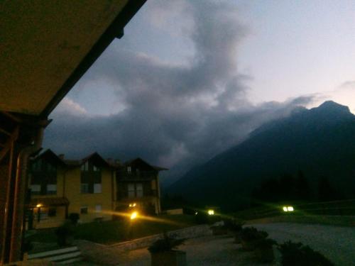 Vista generica sulle montagne o vista sulle montagne dall'interno dell'appartamento