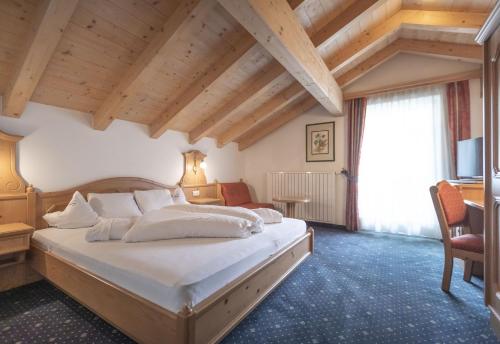 A bed or beds in a room at Hotel Garni Schneider