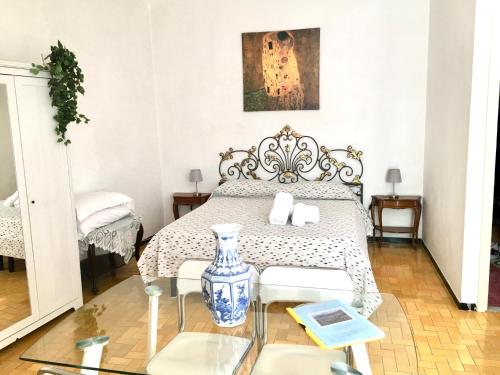 een slaapkamer met een bed en een glazen tafel bij Calipso in Levanto