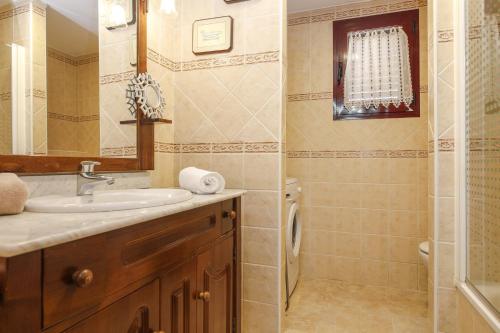 ein Badezimmer mit Waschbecken und Dusche in der Unterkunft Casa Maria Granillo in Costa Calma