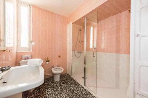 A bathroom at La Casa de Lope de Rueda