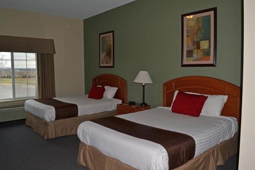 Ein Bett oder Betten in einem Zimmer der Unterkunft Paola Inn and Suites