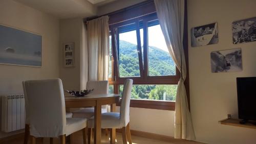 A television and/or entertainment centre at Los Molinos - Atico en Montaña de Asturias