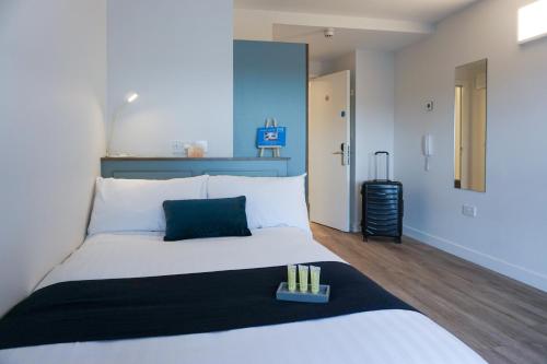 Giường trong phòng chung tại Swuite Dublin