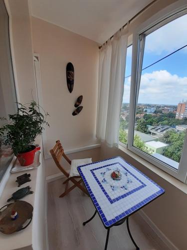una sala da pranzo con un tavolo e una finestra di Skyline Central Apartment a Timişoara