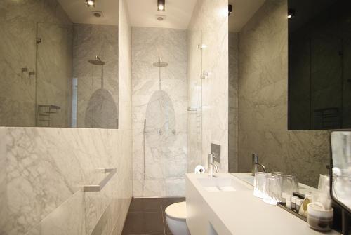 Kylpyhuone majoituspaikassa Stuart Luxury Rooms