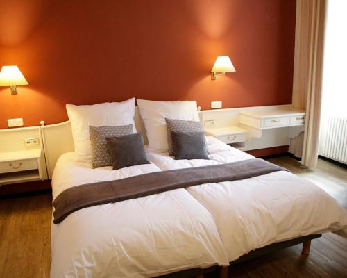 מיטה או מיטות בחדר ב-Z&B Hotel