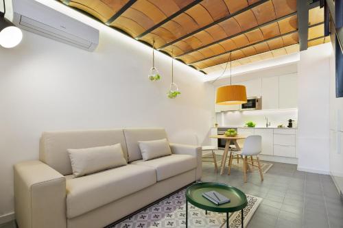 sala de estar con sofá y mesa en Ola Living Calabria, en Barcelona