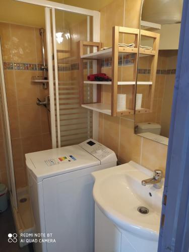 uma pequena casa de banho com WC e lavatório em SUD ET DETENTE em Gallargues-Le-Montueux