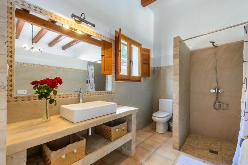 La salle de bains est pourvue d'un lavabo et de toilettes. dans l'établissement Can Palau, à Sant Joan de Labritja