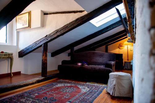 a living room with a couch and a rug at Ca' Dell' Arte Luxury in Venice