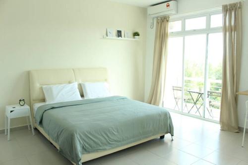 Dormitorio blanco con cama y ventana grande en NEW SEAVIEW Cozy Modern Beach House, en Tanjung Bungah