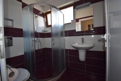 A bathroom at Kandrovi Hotel