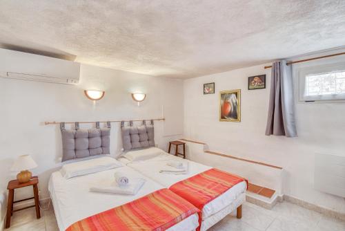 - une chambre avec un lit blanc et une fenêtre dans l'établissement EL ORO - Terrasse Vue Mer et piscine - Porto Vecchio, à Porto-Vecchio