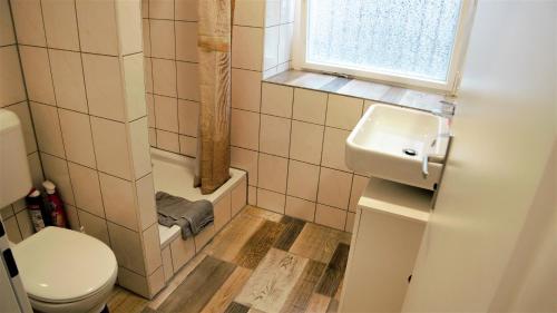 a small bathroom with a toilet and a sink at Aceto Home in Berlin