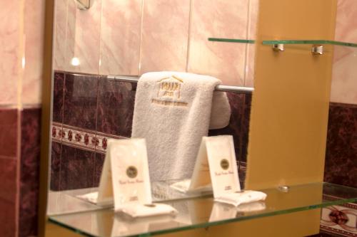 estante de cristal en el baño con toalla en Kaaro Hotel Puno, en Puno