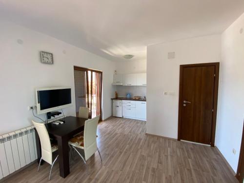 Kuchyň nebo kuchyňský kout v ubytování Apartments Family