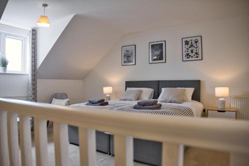 um quarto com uma cama com dois ursinhos de peluche em MODERN and SPACIOUS HOUSE CLOSE TO THE CITY CENTRE em Peterborough