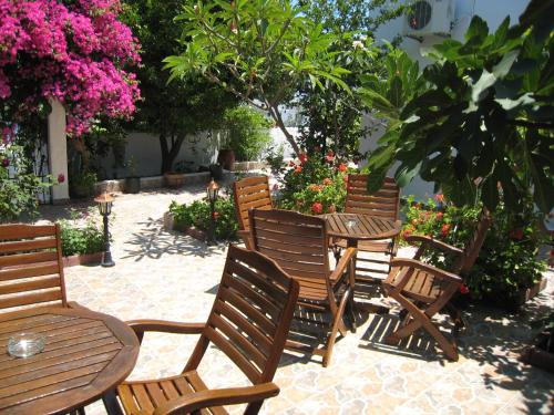 Κήπος έξω από το Eleftheria Lindian Studios II