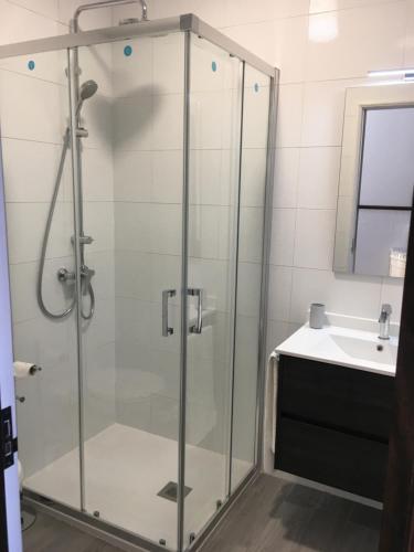 ナザレにあるCasa do Norteのバスルーム(ガラス張りのシャワー、シンク付)