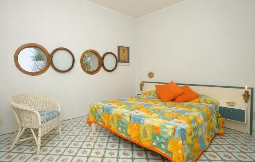 コンカ・デイ・マリーニにあるVilla Azzurraのベッドルーム1室(ベッド1台、壁に鏡2つ付)