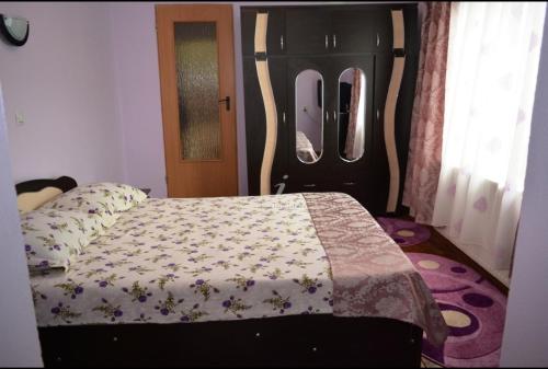 
Un pat sau paturi într-o cameră la CASA BUNICII

