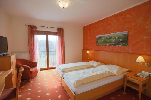 ein Hotelzimmer mit einem Bett und einem TV in der Unterkunft Landhotel Gafringwirt in Euratsfeld