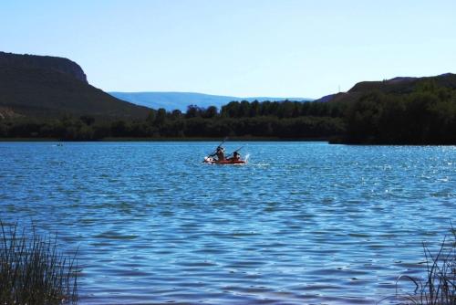 two people in a boat on a large lake at Rural Médulas Viviendas de uso turistico 2 y Casas rurales 2 in Las Médulas