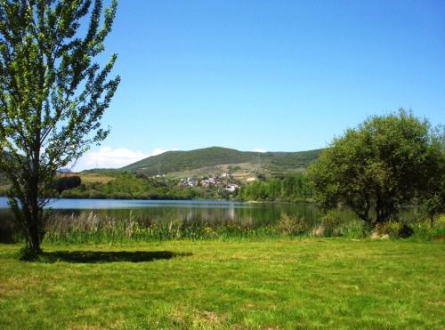 a view of a lake with mountains in the background at Rural Médulas Viviendas de uso turistico 2 y Casas rurales 2 in Las Médulas