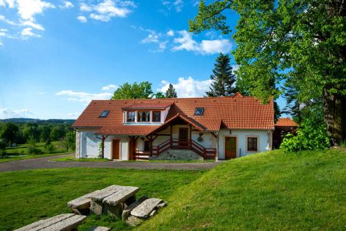 una casa en la cima de una colina cubierta de hierba en Andělský Dvůr, en Světce