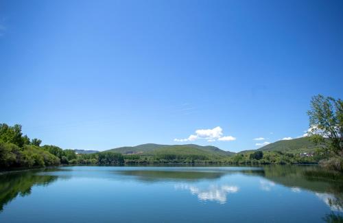 a view of a lake with mountains in the background at Rural Médulas Viviendas de uso turistico 2 y Casas rurales 2 in Las Médulas