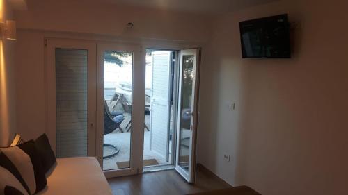 Μια τηλεόραση ή/και κέντρο ψυχαγωγίας στο Apartmani Kali