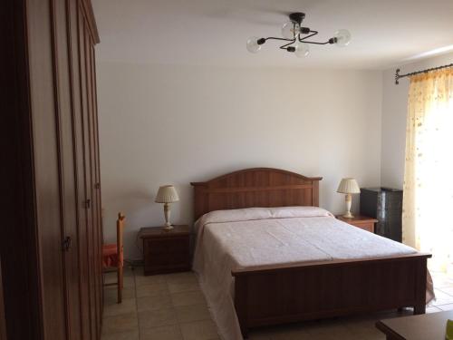 スコッラーノにあるGianpaolo ospitaleのベッドルーム1室(ベッド1台、ランプ2つ、窓付)