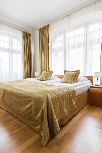 a bedroom with a large bed with windows at Hotel Vabank in Golub-Dobrzyń