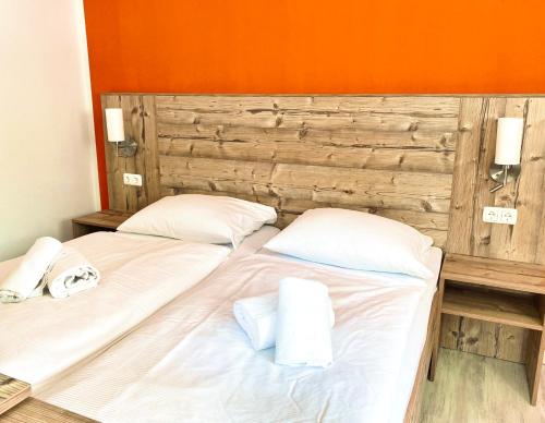 two beds with white sheets and pillows in a room at Hotel Auerhahn in Grevenkrug