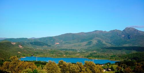 a view of a lake in the mountains at Rural Médulas Viviendas de uso turistico 2 y Casas rurales 2 in Las Médulas