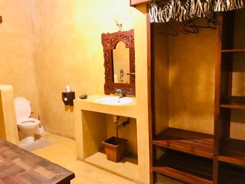 bagno con lavandino e specchio di Msafini Hotel a Lamu