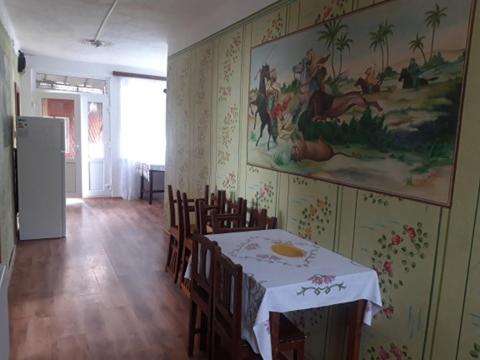 un comedor con mesa y sillas en una habitación en Casa Claudiu, en Măgura