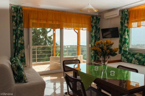 een woonkamer met een tafel en een bank bij Luxury Apartment in Nikiti